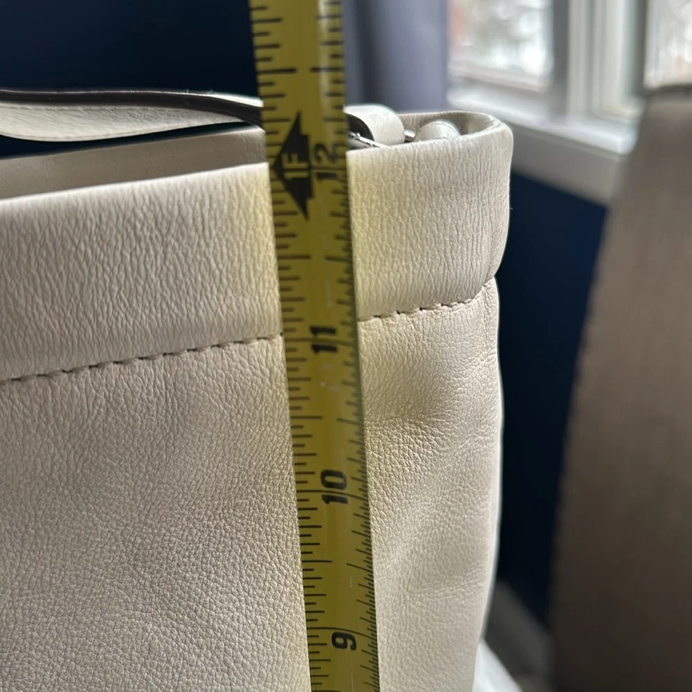 Nice Coach leather bag in cream. Good size with plenty  room - Picture 11 of 14